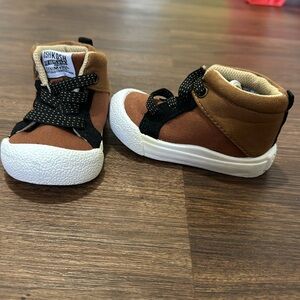 Oshkosh Machine washable high top brown and black boys sneakers size 4M.